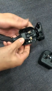 2 pin to 3 Pin Plug European to Malaysia/Penukar Palam UK dengan Fiuis Kuasa – Adapter Palam Perjalanan