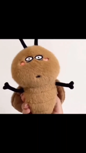 tiktok 25cmของเล่นตุ๊กตาแมลงสาบสร้างสรรค์แมลงสาบตุ๊กตาร้อนขายตุ๊กตาน่ารักตกแต่งบ้านของขวัญ