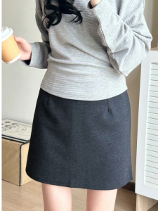 กระโปรงสั้นทรงเอเอวสูงผ้าขนสัตว์สีเทาสำหรับผู้หญิง ฤดูใบไม้ร่วง ฤดูหนาว 2025 กระโปรงสั้นทรงเอเข้ารูปใหม่ เสื้อผ้าทำงานสไตล์เกาหลี กระโปรงทรงเอ