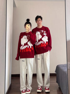 เสื้อสเวตเตอร์คอตั้งทรงหลวมสำหรับฤดูหนาวปี 2024 เสื้อผ้าคู่รักสีแดงสำหรับฤดูใบไม้ร่วงและฤดูหนาว เสื้อผ้าปีมังกรปีใหม่