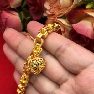 สร้อยข้อมือทองห้อยจี้หัวใจ ความยาว 7-7.5 นิ้ว เทียบเท่า 5 บาท ลายข้าวต้มมัด คั่นโอ่ง ผ่าหวายเหลี่ยม งานชุบ ทองปลอม