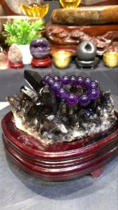 高品黑晶簇💯 柱体冰种透体 黑晶色泽鲜艳深黑👍 透光带黄🔮化煞招财✔️ 🆓附送特制实木底座 黑晶高Height: 7cm 宽Width: 15.5x11cm 净重Weight: 0.8kg