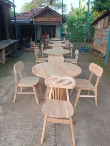 Meja Makan Model Jamur Dengan 4 Kursi