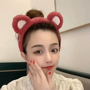 【Pharaoh🎀COD】Baru Bear Strawberry Telinga Ikat Kepala Manis Mencuci Wajah Lucu Musim Gugur Dan Musim Dingin Merah Muda Mewah Ikat Kepala Aksesoris Rambut Untuk Wanita