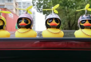 Vịt Vàng Trang Trí Ô Tô Mũ Bảo Hiểm Xe Máy Điện Xe Đạp Trang Trí Internet Người Nổi Tiếng Xe Bên Ngoài-HAUSE