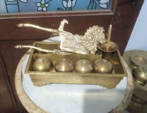 Pajangan tepak sirih khas melayu komolit dengan kacaip bahan kuningan