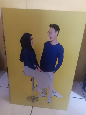 Cetak foto plus bingkai mdf ukuran 20r 24r Laminassy glossy tahan air