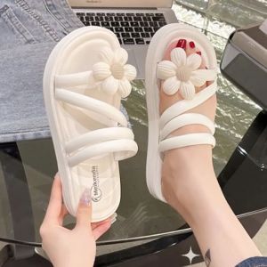 Tsion ห้ามพลาด รองเท้าแตะสไตล์เกาหลี แบบสวมสายไขว้ ตกแต่งดอกไม้เดซี่ มี 3 สี ดีเทลน่ารัก ใส่ได้ทุกโอกาส ใส่เที่ยวโทนละมูน กับชุดน่ารัก หรือใส่เดินชิลก็นิ่ม สบาย หรือทุกสิ่งกับสาวสไตล์หวาน