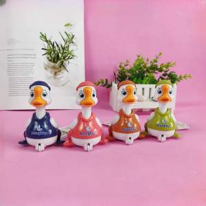 Đồ chơi đội bóng chú vịt con cho bé. Vịt chạy đà ấn đầu là chạy không dùng pin cực cute đáng yêu