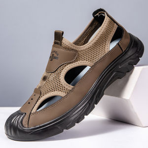 รองเท้าแตะชายหาดผู้ชายแบบสวมสบายสำหรับกลางแจ้งในช่วงฤดูร้อนปี 2024 ทรงสี่เหลี่ยมพื้นแบนระบายอากาศได้ดี รองเท้าแตะสวมใส่สบาย ผลิตจากยาง