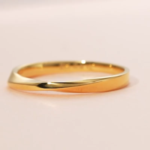 Chow Sang Sang 周生生 999 Pure Gold Essence Möbius Strip  Ring for Women (Size: 10 Diameter 15.5mm) 93863R Price-by-Weight 1.87g Gold