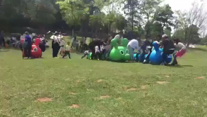 หนอนผีเสื้อเป่าลมอุปกรณ์การแข่งขันเกมสนุกๆมีให้เลือกทั้งของเด็กและสำหรับผู้ใหญ่เหมาะทุกงานการแข่งขันกีฬาต้านยาเสพติดและอื่่นๆ/จัดส่งฟรี