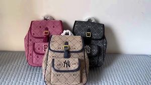 【ซื้อ 2 แถม 1】MLB กระเป๋าเป้ใบเล็ก ดีไซน์พิมพ์ลายย้อนยุค กระเป๋าเป้อินเทรนด์ อเนกประสงค์เฉพาะตัว