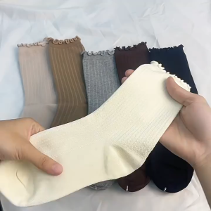 CEEKEY ถุงเท้าฤดูใบไม้ร่วงและฤดูหนาวสำหรับสุภาพสตรี ถุงเท้าผู้หญิงที่มีขอบเห็ดไม้ ถุงเท้าลูกไม้ขนาดกลาง ถุงเท้าฤดูใบไม้ผลิและฤดูใบไม้ร่วง ถุงเท้าผ้าฝ้ายสีทึบ