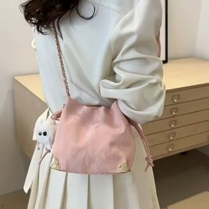 Tas Wanita 2025 Musim Semi Dan Musim Panas Baru Tas Komuter Bahu Mode Bersih Rantai Miring Tas Ember