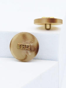 กระดุมตกแต่งระดับไฮเอนด์ สไตล์เรียบง่าย ตัวอักษรแบน กระดุมเสื้อโค้ทสีกาแฟ กระดุมคุณภาพสูงสำหรับเสื้อสูท เครื่องประดับเสื้อผ้า