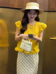 เสื้อเชิ้ตคอปีกสีเหลืองสไตล์ฝรั่งเศสสำหรับผู้หญิงในฤดูร้อนปี 2025 ทรงหลวมสบาย ๆ แขนสั้น ปกติ สีสันสดใส