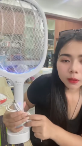 ไม้ช็อตยุงไฟฟ้า ไม้ตียุง ที่ดักยุงไม้ตียุงไฟฟ้า  usb ดีไซน์ใหม่ ไม้ตียุงไฟฟ้า3000v ไม้ช๊อตยุงราคาถูก ออกแบบตาข่าย 3 ชั้น เพื่อป้องกันไฟฟ้าช๊อต น้ำหนักเบา ใช้งานสะดวก มาพร้อมกับแสง UVไฟล่อยุงสีม่วง พร้อมสายUSBและแท่นวาง