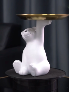 Simple and creative polar bear decorative piece for storage in the living room entrance.