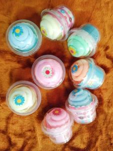 ผ้าเช็ดหน้า นาโน คัพเค้ก แพ็คละ20ชิ้น แถมฟรีสติ๊กเกอร์ (ทักแชท) ของชำร่วย