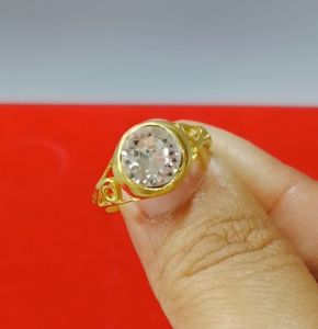 แหวนทองเหลืองลายฉลุหัวพลอยกลมใส