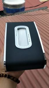 Hộp khăn giấy ô tô khăn giấy xe hơi có đồng hồ kèm bảng số đt khosi168