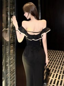 ชุดเดรสยาวเอวสูงสไตล์ฝรั่งเศสย้อนยุคพร้อมขอบลูกไม้ไหล่เดียวสำหรับผู้หญิงช่วงฤดูร้อน ชุดกระโปรงสั้นเอวสูงกระชับสัดส่วน