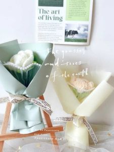 Hand Knitted Wool Flower Bouquet Rose Womens Day Gift Activity Small Knitted Flower Present Souvenir for Festivals And Celebrations