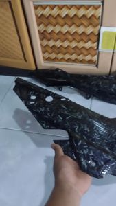 COVER SAMBUNGAN BODY SAMPING KANAN KIRI BAWAH TANGKI HONDA CB 150 R NEW KARBON FORGED