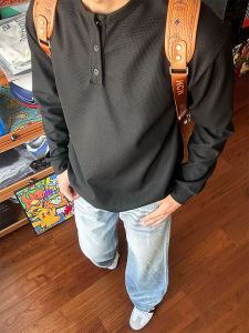 เสื้อยืดคอกลมแขนยาวสีดำสไตล์อเมริกันสำหรับผู้ชาย Cleanfit ทรงหลวม ทรงหลวม ผ้ากำมะหยี่ ฤดูใบไม้ร่วง แฟชั่นลำลอง เสื้อชั้นใน