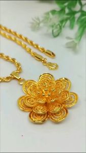 Kalung Liontin Kendari: Perhiasan Aksesoris Titanium Asli Wanita Anti Karat Emas 24k