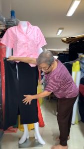 กระโปรงป้ายหน้าสําเร็จ สีดํา ผ้าถุงป้ายหน้าสําเร็จรูป กระโปรงนักศึกษาป้ายหน้า ยาว 34 นิ้ว สีดํา