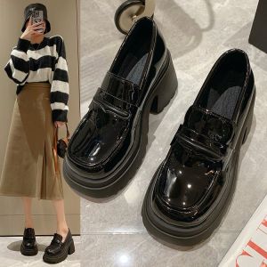 รองเท้า Loafers ส้นสูงพื้นหนา สีดำ สำหรับผู้หญิง ฤดูใบไม้ผลิ 2025 รองเท้าหนังขนาดเล็กสไตล์อังกฤษ รองเท้าส้นเดี่ยวแฟชั่น รองเท้าสวมสบาย