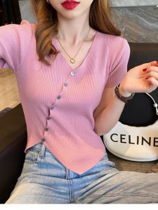 ไม่สมมาตรคอวีผ้าไหมน้ําแข็งถักเสื้อยืดแขนสั้นสําหรับผู้หญิงฤดูร้อนสไตล์ใหม่การออกแบบเกาหลีด้วยการเย็บปักครอสติสแบบสลิม