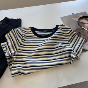 เสื้อยืดแขนสั้นทรงเข้ารูปสไตล์อเมริกันย้อนยุคสำหรับผู้หญิงในช่วงฤดูร้อนปี 2025 เสื้อตัวบนลายทางเอวสั้นพอดีตัวสำหรับผู้หญิงไซส์เล็ก