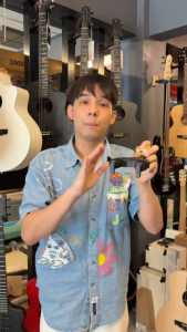 ที่แขวนกีตาร์ ที่แขวนกีตาร์ติดผนัง Aroma AH-89W ล็อคกีตาร์อัตโนมัติ