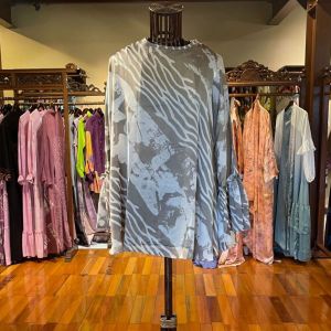 Jessica Tunik by Dian Pelangi LIMITED EDITION Blouse Baju Atasan Kemeja Blus OOTD Kerja Kantor Casual Formal Pesta Pernikahan Kondangan Lebaran Wanita Hijaber Cantik Anggun Modis Modern Simple Elegan Mewah Model Korea Terbaru Motif Batik Abstrak Kekinian