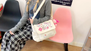 🍅 กระเป๋าสะพายคาดใส่ Ipad งานสวย (ไม่มีตุ๊กตาห้อย) มีช่องใส่ของหลายช่อง ขนาด 30×25×12 cm