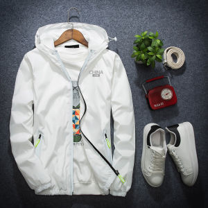 แจ็กเก็ตผู้ชายสำหรับฤดูใบไม้ผลิและฤดูใบไม้ร่วงเสื้อคลุมแบบบางเสื้อตัวบนแบบบางมีฮู้ดสะท้อนแสงลายเสือดาวม้าทรงหลวมไซส์ใหญ่พิเศษสไตล์เกาหลีสำหรับวัยรุ่น