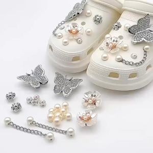 Jibbitz Crocs หัวเข็มขัดสําหรับติดรองเท้า อุปกรณ์เสริมรองเท้า ตัวการ์ตูนติดรองเท้า ชุดตกแต่งรองเท้า คริสตัลเจาะรองเท้าปุ่ม