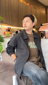 แจ็คเก็ตผู้ชายราคาถูก งานคุณภาพ คอปกสุดเท่ ผ้าโพลีเอสเตอร์ ระบายอากาศดี ไม่มีซับใน มีกระเป๋า 2 จุด ใช้งานจริงได้ พร้อมส่งทั่วไทย แจ็คเก็ตยีนส์ผู้ชายสไตล์เกาหลี คอเชิ้ต แขนยาว ซิปปิด แฟชั่นสปอร์ตแอนด์สตรีท JK056