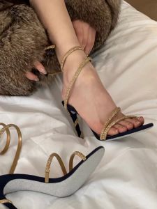 Wu Xuan Yi คนดังสไตล์เดียวกันน้ําเพชรงูห่อรองเท้าแตะ ผู้หญิง เปิดนิ้วเท้าหนึ่ง สายคล้อง เซ็กซี่ Society รองเท้าส้นสูงส้นบาง