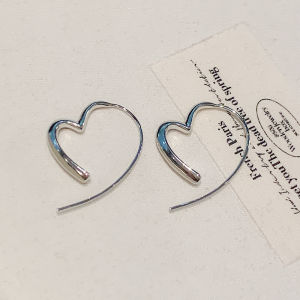 ต่างหูรูปหัวใจโค้งสุดเก๋สำหรับผู้หญิง เครื่องประดับแฟชั่นที่สวมใส่ได้ตลอดทั้งปี โลหะผสม ทองแดงพ่นเงิน โลหะผสมทองแดงพ่นทอง