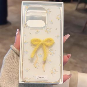 เคสโทรศัพท์มือถือ Apple 16Promax ลายดอกไม้สีเหลืองพร้อมโบว์ผีเสื้อแบบใหม่พร้อมสายรัดแบบสองชั้นป้องกันการตกหล่น