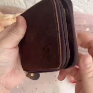 [ FREE BOX ] TRENDY NEW FASHION COW LEATHER ZIP SHORT WALLET MENS WALLET LEATHER DOMPET ZIP LELAKI KULIT LEMBU BETUL READY STOCK IN MALAYSIA 男士短款拉链钱包 牛皮钱包 皮革钱包 现货