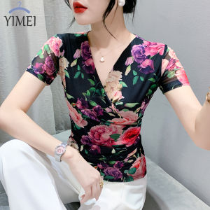 YIMEI เสื้อยืดสตรี เสื้อแขนสั้นสำหรับหน้าร้อน 2023 เสื้อยืดเสื้อยืดผ้าตา ข่ายแฟชั่น ระบบมีระบาย เข้ารูปพอดี เสื้อท่อนล่าง บางย้อนยุคพิมพ์ ลายคอวี