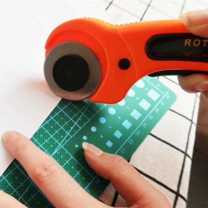 【Local Warehouse】DIY Tailor Scissors Household Cutting Wheel Patchwork Hob Cutter Cloth Manual Round Cloth Cutter Home Garden Crafts Sewing Rotary Cutter Kit 45mm Blades Manual Rotary Fabric Cutter with 5 Blades Leather Cutting Tool