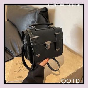 Xishop เข้าใหม่ กระเป๋าของคุณสาวๆ ดีไซน์แฟชั่นสายคาเฟ่ควรมีเลยเพราะทรงน่ารักมากทำออกมาคล้ายกระเป๋านักเรียนแต่ย่อส่วนให้น่ารักกว่า จะสะพายข้างคาดอกหรือถือแบบเก๋ๆก็ยังได้ ดีแบบนี้ไม่ควรพลาดนะ