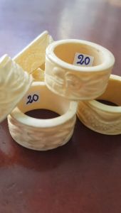 Nhẫn Càn Long Chạm Rồng Nam Giả Ngà hay Xương Mỹ Nghệ màu trắng Ni 20mm Cao 14mm Dầy 3mm Dành Cho Các Anh Nam đeo nhẫn ngón tay cái hay bất kỳ ngón tay nào ni lọt vừa tay là 20mm rẻ vẫn đẹp như thường chỉ có 250k/1 chiếc ạ