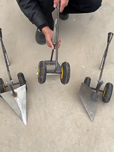 เครื่องขุดร่อง จอบขุดดินมีล้อ 3-in-1 สามจอบ รวมถึงไม้แท่ง ใช้สำหรับกำจัดวัชพืช พรวนดิน และปรับพื้นที่